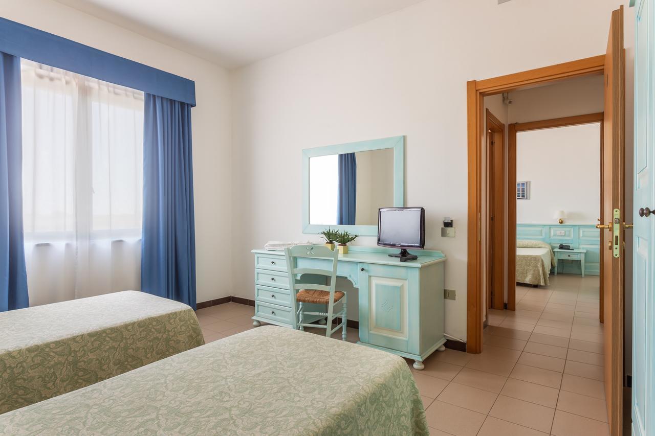 Two Connecting Double Rooms,661618920:JPEG